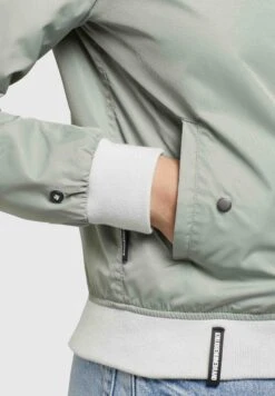 Khujo StenceGiubbotto BomberBlassgrün Donna Giacche E Blazer KH121G0DH-C12 -Vendite Khujo 40761d5b7ec64c71ad2d661f00e46746