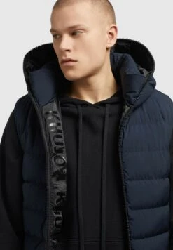 Khujo Weste Berd MattSmanicatoDunkelblau Uomo Giacche KH122T0G5-K11 13 Khujo Weste Berd MattSmanicatoDunkelblau Uomo Giacche KH122T0G5-K11 -Vendite Khujo f7b132a246bd4dc39aa03820e87495c2